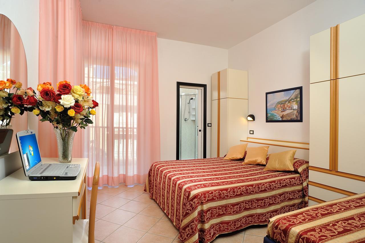 Hotel Amedeo Misano Adriatico Eksteriør billede
